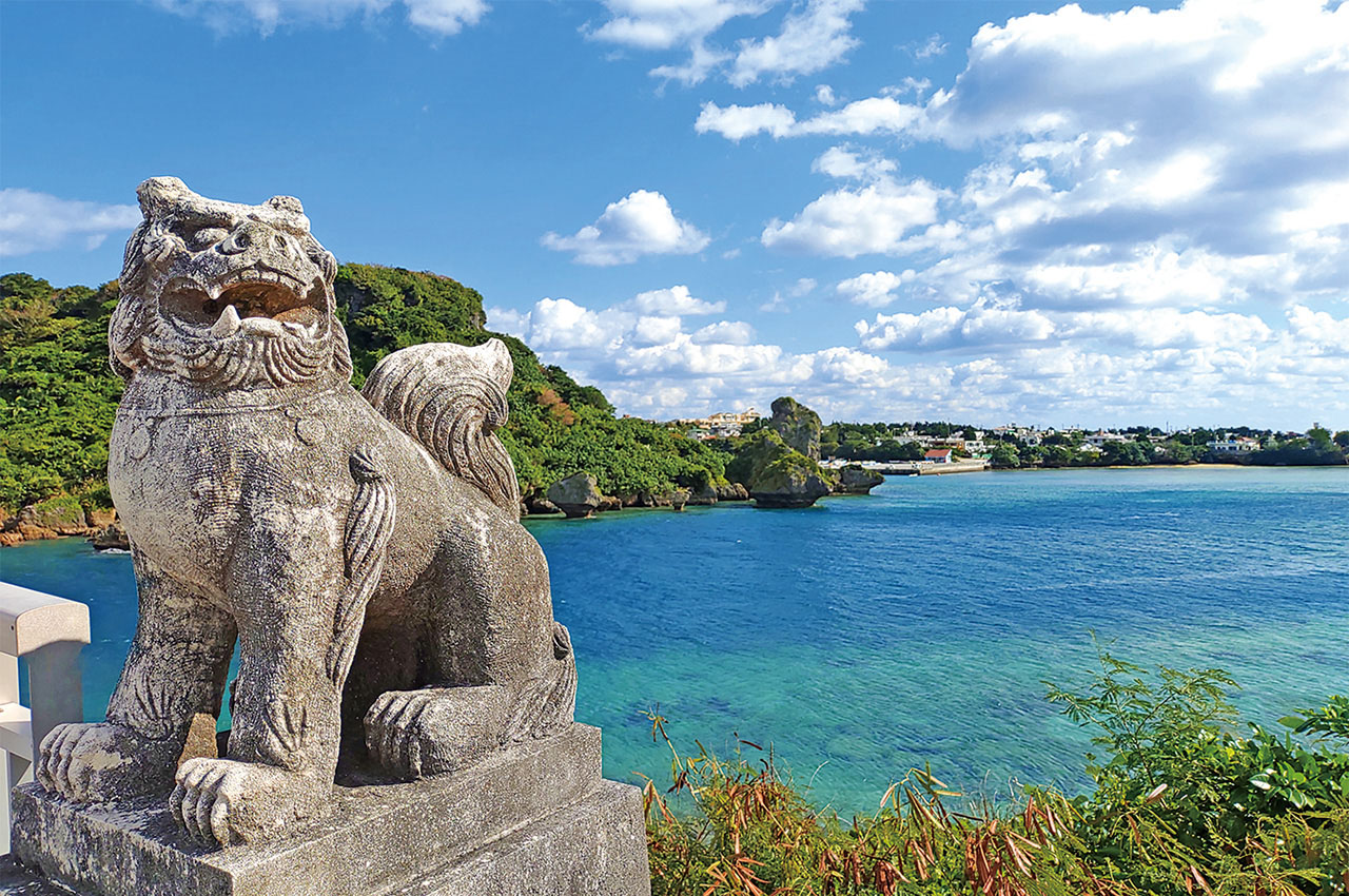 シーサーと沖縄の海